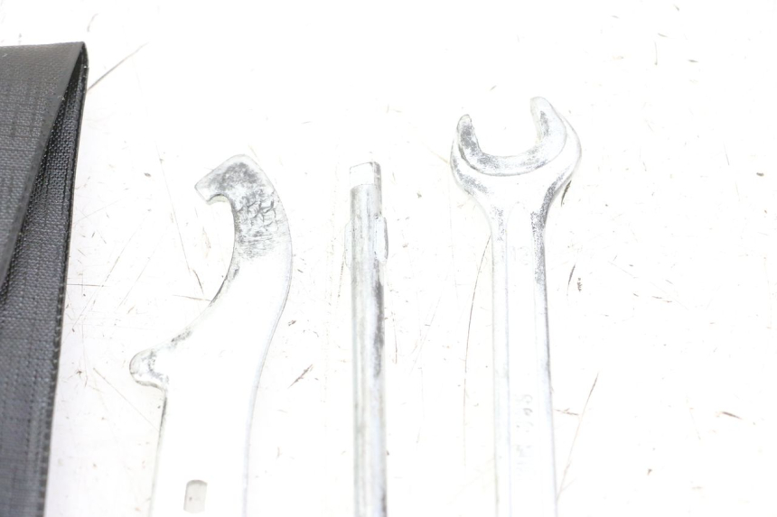 photo de JUEGO HERRAMIENTAS HONDA FES S-WING SWING ABS 125 (2007 - 2015) - Otra perspectiva