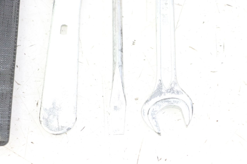 photo de JUEGO HERRAMIENTAS HONDA FES S-WING SWING ABS 125 (2007 - 2015) - Primer plano técnico