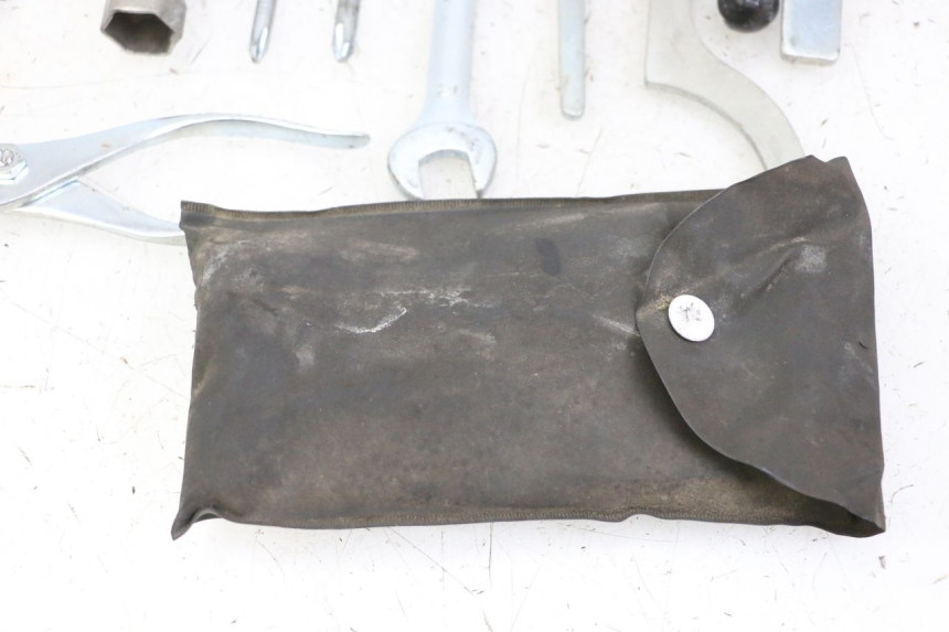 photo de KIT DE HERRAMIENTAS KAWASAKI ZR7 ZR-7 S 750 (1999 - 2004) - Otra perspectiva