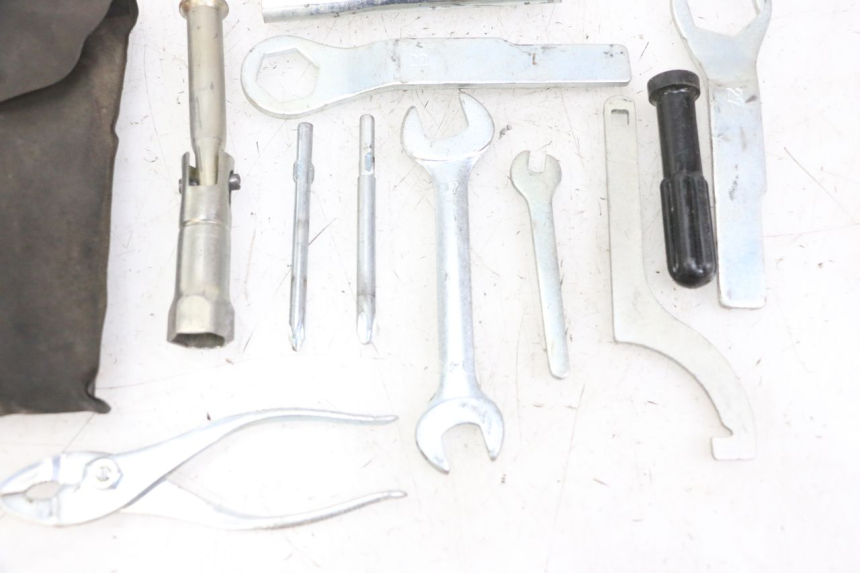 photo de KIT DE HERRAMIENTAS KAWASAKI ZR7 ZR-7 S 750 (1999 - 2004) - Detalles de los puntos de fijación