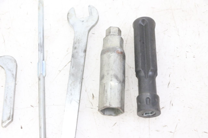 photo de JUEGO HERRAMIENTAS PIAGGIO MP3 LT 300 (2010 - 2016) - Detalle de la pieza