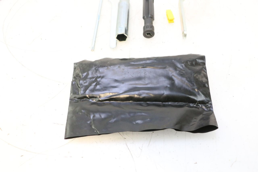 photo de KIT DE HERRAMIENTAS PIAGGIO MP3 LT 400 (2007 - 2012) - Otra perspectiva