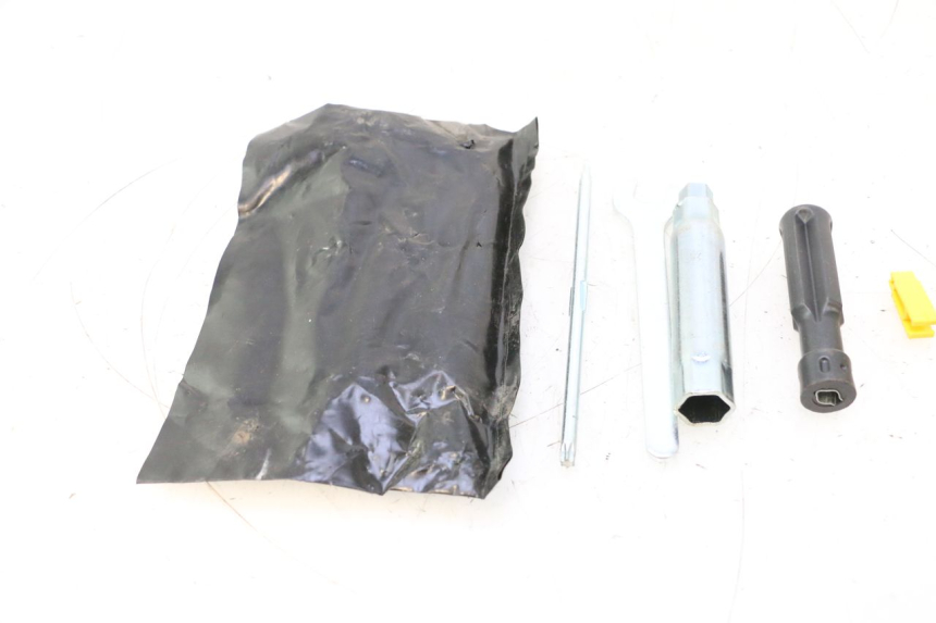 photo de KIT DE HERRAMIENTAS PIAGGIO MP3 LT 400 (2007 - 2012) - Primer plano técnico