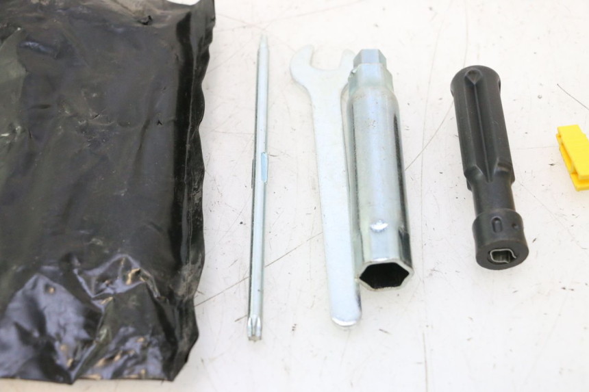photo de KIT DE HERRAMIENTAS PIAGGIO MP3 LT 400 (2007 - 2012) - Vista general del producto
