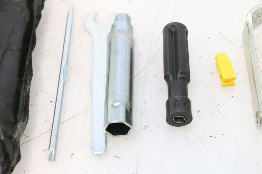 photo de KIT DE HERRAMIENTAS PIAGGIO MP3 LT 400 (2007 - 2012) - Detalles de los puntos de fijación