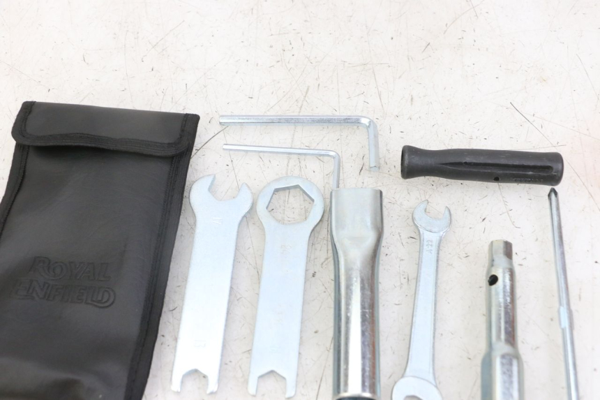 photo de JUEGO HERRAMIENTAS ROYAL ENFIELD SCRAM 411 (2022 - 2024) - Detalle de la pieza