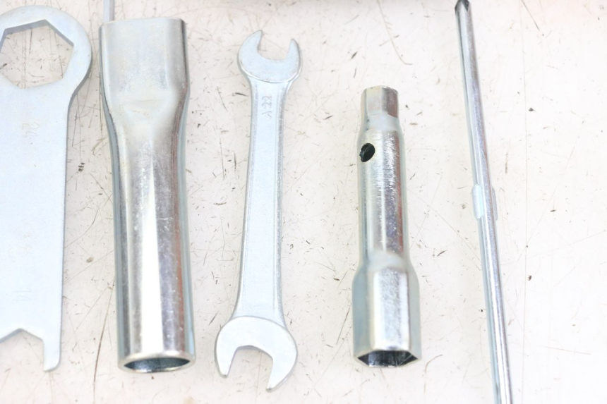 photo de JUEGO HERRAMIENTAS ROYAL ENFIELD SCRAM 411 (2022 - 2024) - Zoom estado de uso