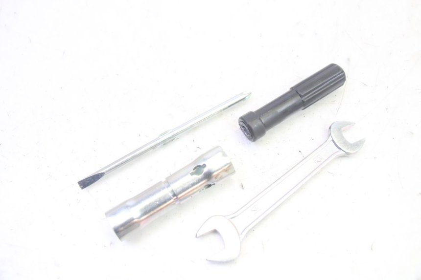 photo de JUEGO HERRAMIENTAS JM MOTORS SANTANA EVO 50 (2024 - 2026) - Detalle de la pieza