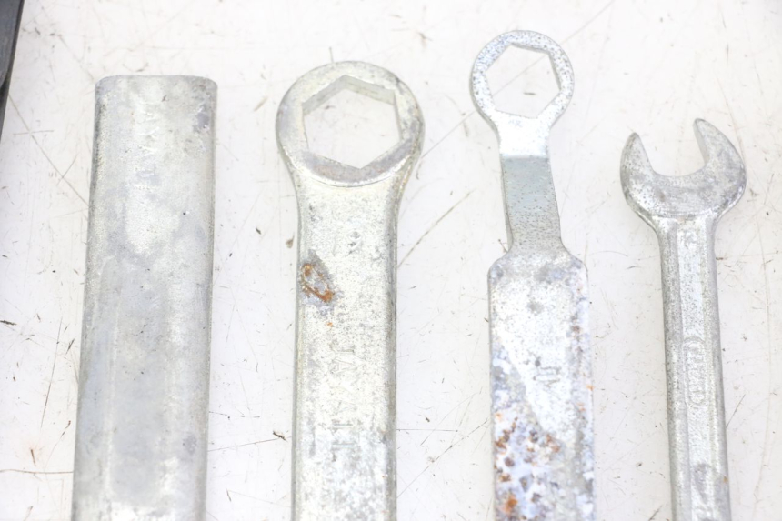 photo de KIT DE HERRAMIENTAS HONDA SCV LEAD 100 (2003 - 2007) - Otra vista del artículo