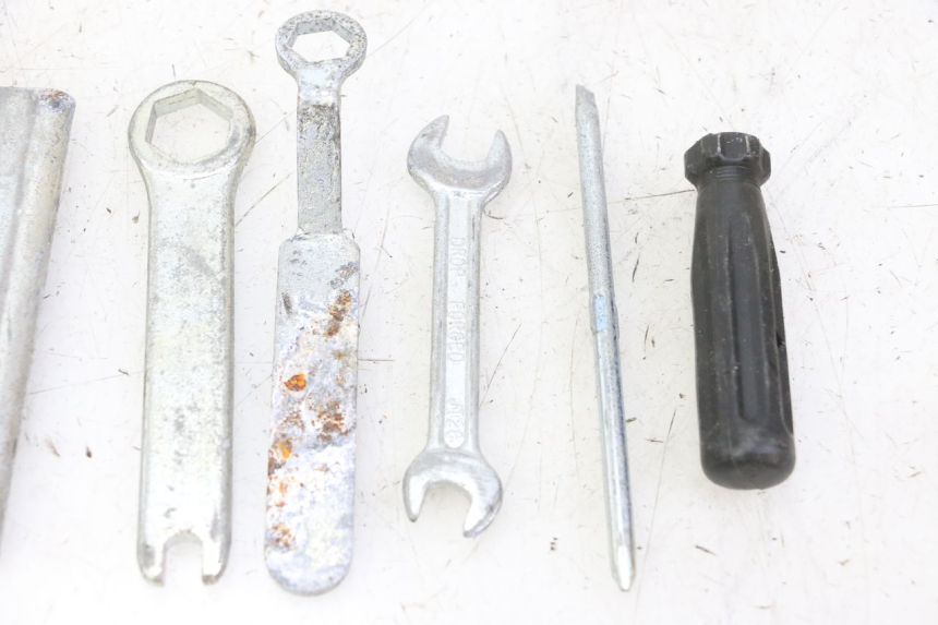 photo de KIT DE HERRAMIENTAS HONDA SCV LEAD 100 (2003 - 2007) - Primer plano técnico