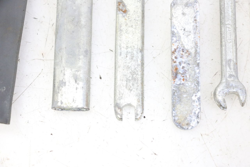 photo de KIT DE HERRAMIENTAS HONDA SCV LEAD 100 (2003 - 2007) - Marcados y referencias originales