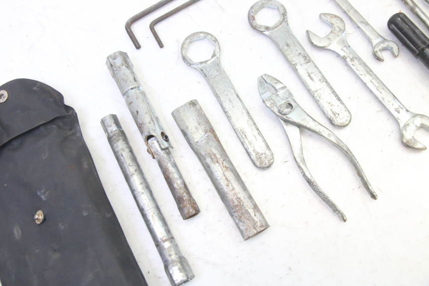 photo de JUEGO HERRAMIENTAS SUZUKI SV S 650 (2003 - 2009) - Primer plano técnico