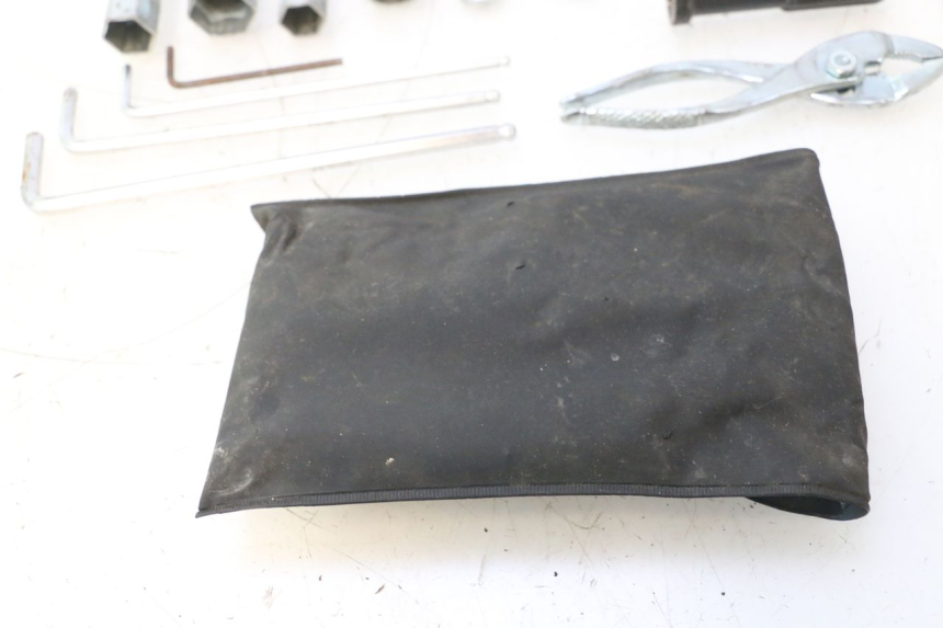 photo de JUEGO HERRAMIENTAS SUZUKI SV S 650 (2003 - 2009) - Primer plano técnico