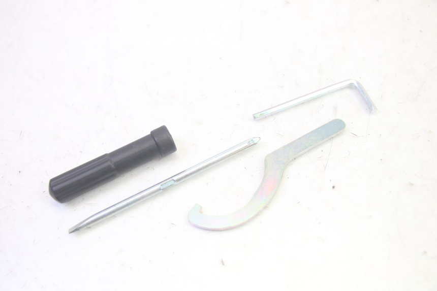 photo de JUEGO HERRAMIENTAS YAMAHA TRICITY 300 (2020 - 2024) - Otra perspectiva