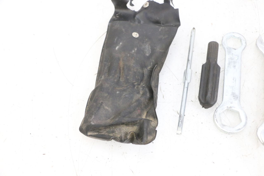 photo de JUEGO HERRAMIENTAS YAMAHA TZR 50 (2008 - 2016) - Primer plano técnico