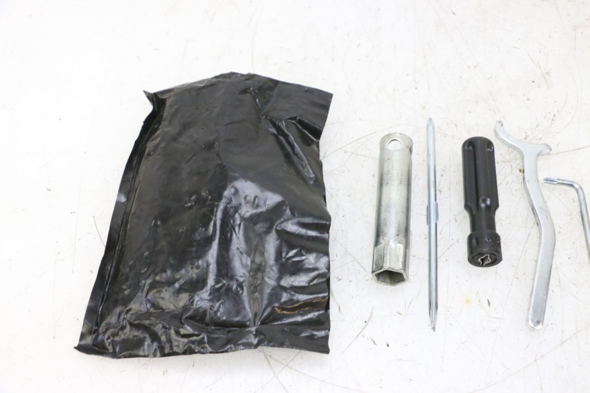 photo de JUEGO HERRAMIENTAS PIAGGIO VESPA GTS SUPER IE 125 (2009 - 2016) - Zoom estado de uso