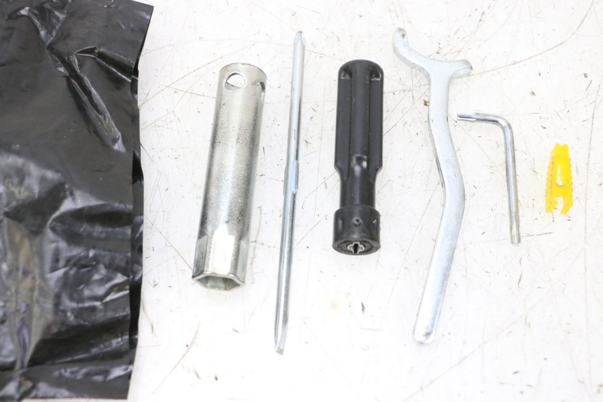 photo de JUEGO HERRAMIENTAS PIAGGIO VESPA GTS SUPER IE 125 (2009 - 2016) - Otra perspectiva