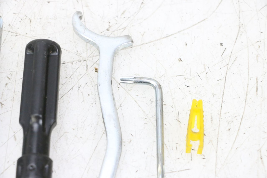 photo de JUEGO HERRAMIENTAS PIAGGIO VESPA GTS SUPER IE 125 (2009 - 2016) - Primer plano técnico