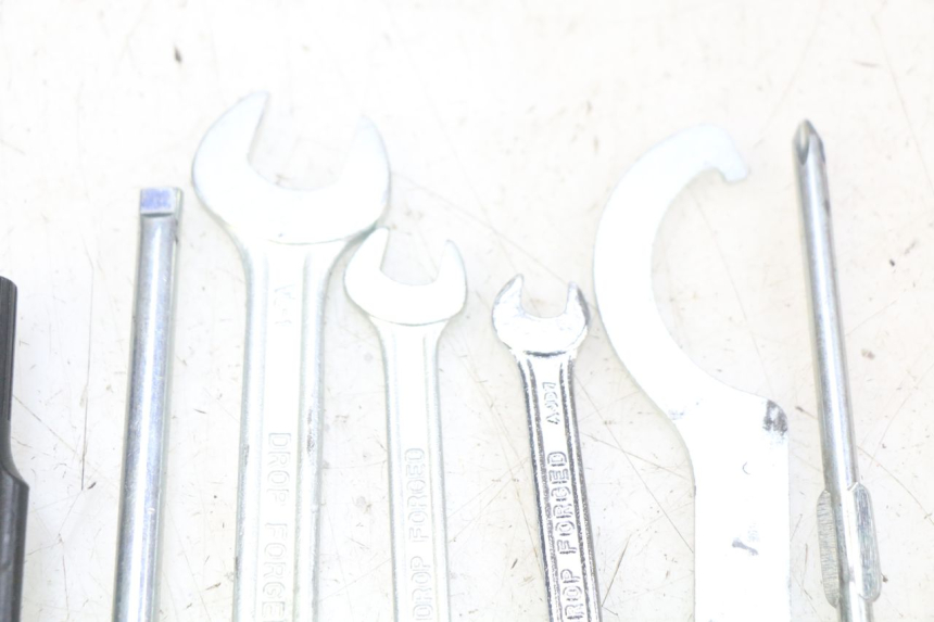 photo de KIT DE HERRAMIENTAS YAMAHA XMAX X-MAX 125 (2006 - 2009) - Marcados y referencias originales