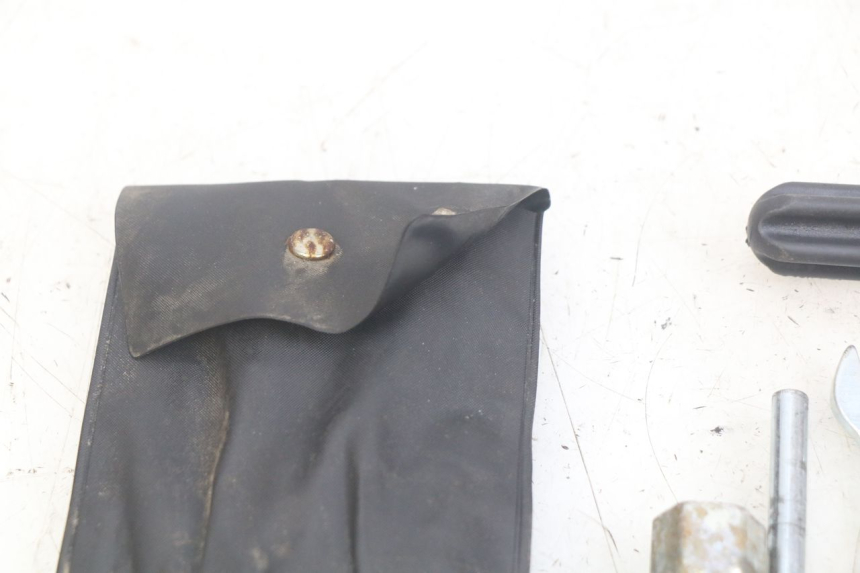 photo de KIT DE HERRAMIENTAS YAMAHA XMAX X-MAX 125 (2006 - 2009) - Primer plano técnico