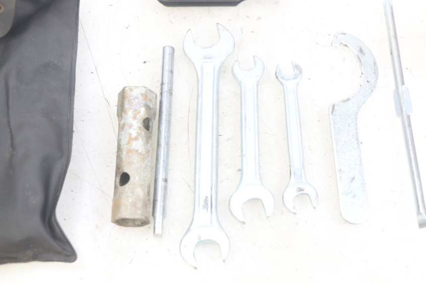 photo de KIT DE HERRAMIENTAS YAMAHA XMAX X-MAX 125 (2006 - 2009) - Detalles de los puntos de fijación