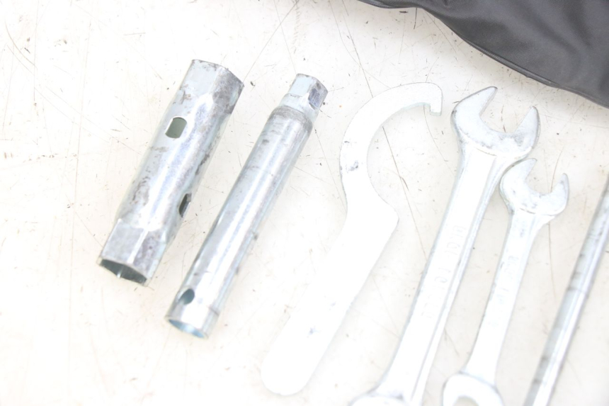 photo de KIT DE HERRAMIENTAS YAMAHA X-MAX XMAX 250 (2006 - 2009) - Detalles de los puntos de fijación