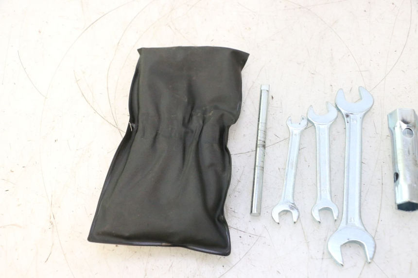 photo de KIT DE HERRAMIENTAS YAMAHA XMAX X-MAX 125 (2006 - 2009) - Primer plano técnico