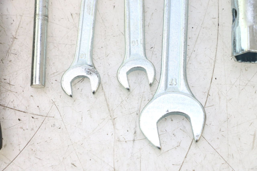 photo de KIT DE HERRAMIENTAS YAMAHA XMAX X-MAX 125 (2006 - 2009) - Detalles de los puntos de fijación