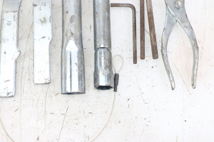 photo de JUEGO HERRAMIENTAS YAMAHA XJ6 ABS 600 (2008 - 2016) - Otra perspectiva