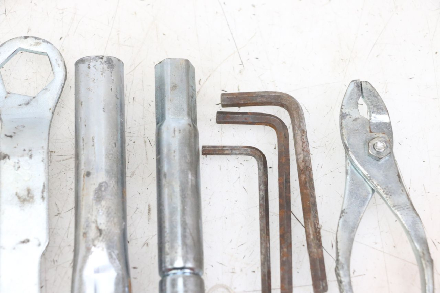 photo de JUEGO HERRAMIENTAS YAMAHA XJ6 ABS 600 (2008 - 2016) - Primer plano técnico