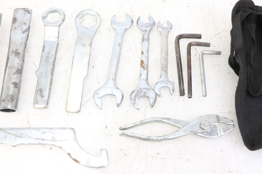 photo de JUEGO HERRAMIENTAS YAMAHA XJ6 ABS 600 (2008 - 2016) - Otra perspectiva