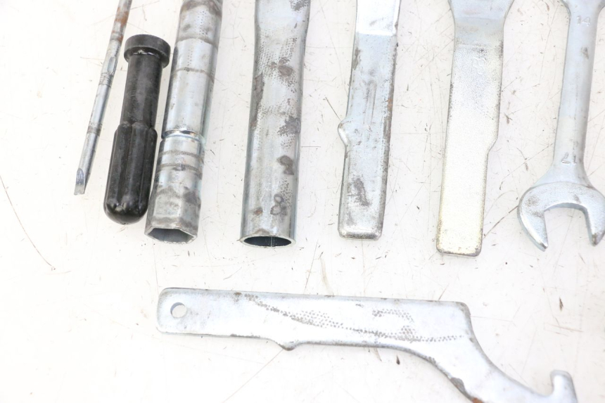 photo de JUEGO HERRAMIENTAS YAMAHA XJ6 ABS 600 (2008 - 2016) - Primer plano técnico