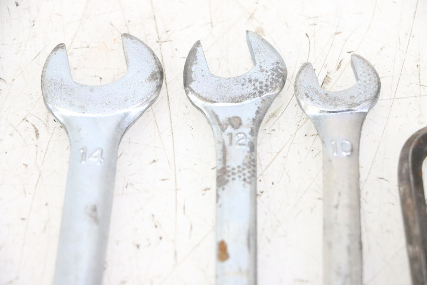 photo de JUEGO HERRAMIENTAS YAMAHA XJ6 ABS 600 (2008 - 2016) - Detalles de los puntos de fijación