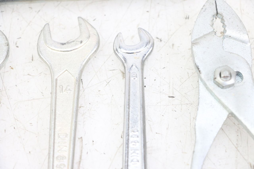 photo de JUEGO HERRAMIENTAS HONDA XLV VARADERO 125 (2000 - 2006) - Otra vista del artículo