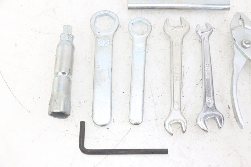 photo de JUEGO HERRAMIENTAS HONDA XLV VARADERO 125 (2000 - 2006) - Estado de la superficie y material