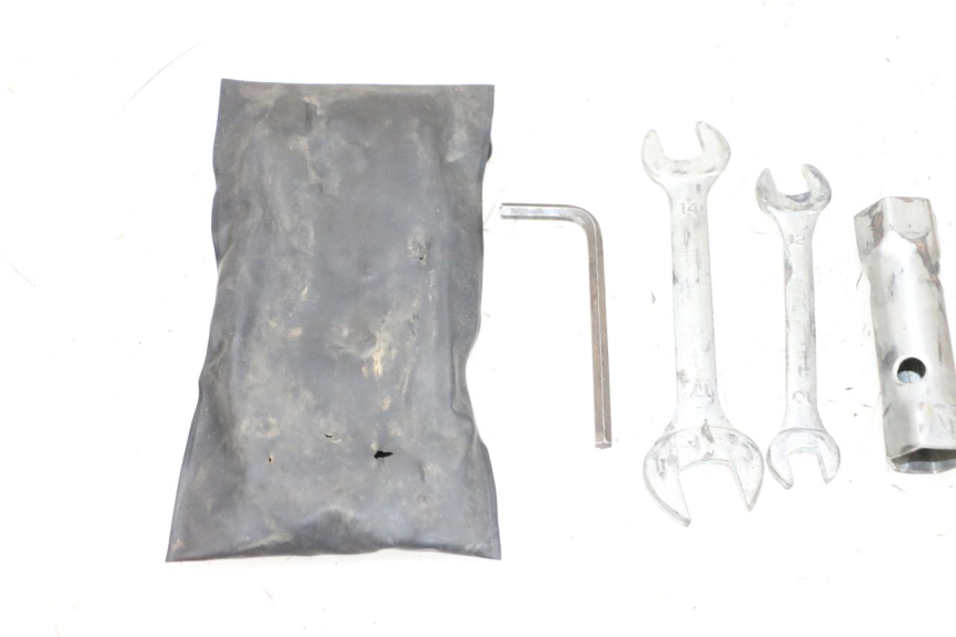 photo de JUEGO HERRAMIENTAS YAMAHA YFM R RAPTOR 250 (2008 - 2014) - Primer plano técnico