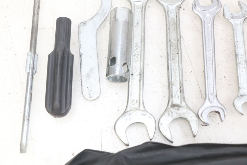 photo de KIT DE HERRAMIENTAS YAMAHA YP MAJESTY 125 (2007 - 2010) - Detalles de los puntos de fijación