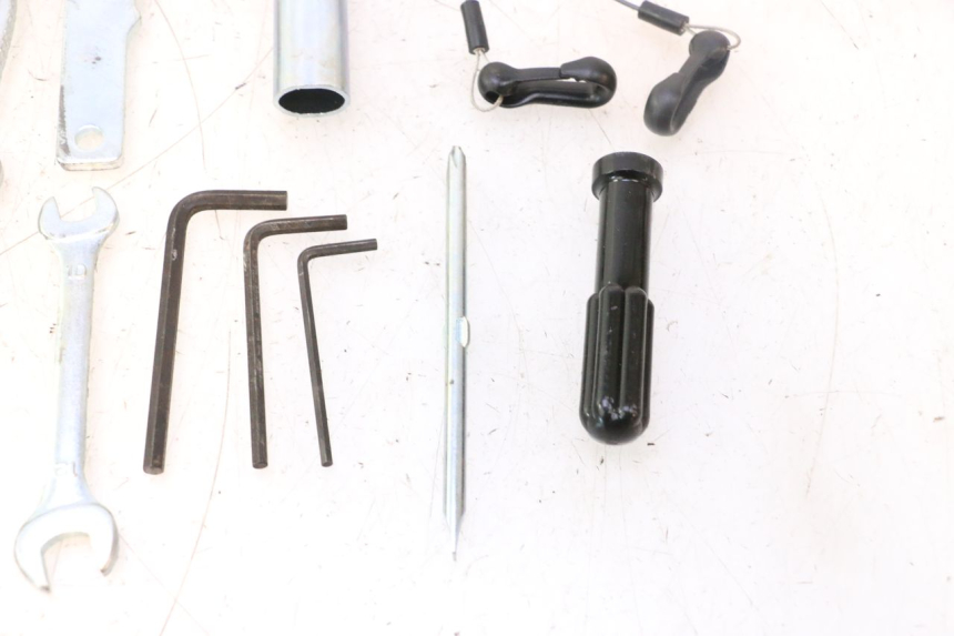 photo de JUEGO HERRAMIENTAS YAMAHA YZF R6 600 (2008 - 2009) - Primer plano técnico