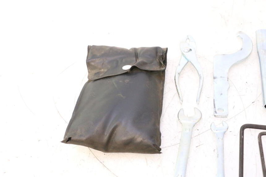 photo de JUEGO HERRAMIENTAS YAMAHA YZF R6 600 (2008 - 2009) - Estado de la superficie y material