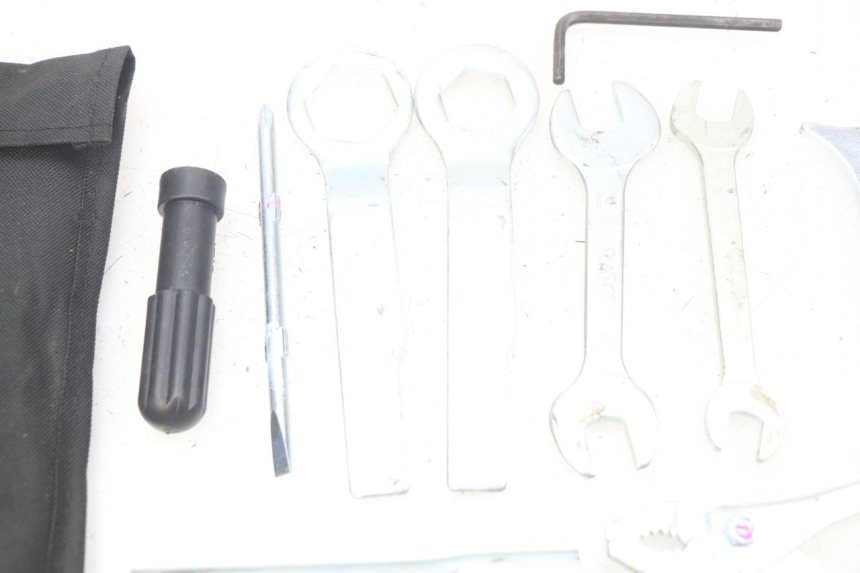 photo de KIT DE HERRAMIENTAS KAWASAKI Z 650 (2016 - 2019) - Detalles de los puntos de fijación