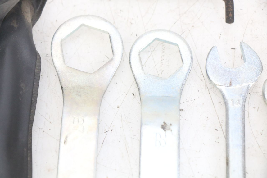 photo de KIT DE HERRAMIENTAS KAWASAKI Z 750 (2007 - 2013) - Detalles de los puntos de fijación