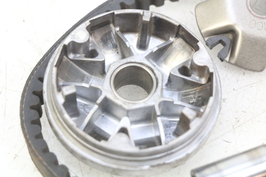 photo de VARIADOR KYMCO AGILITY 16+ 4T 50 (2018 - 2023) - Detalles de los puntos de fijación