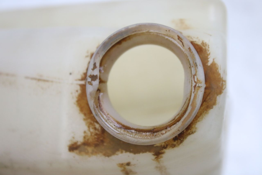 photo de DEPÓSITO DE EXPANSIÓN TRIUMPH SPRINT ST 955 (1999 - 2001) - Detalle de la pieza