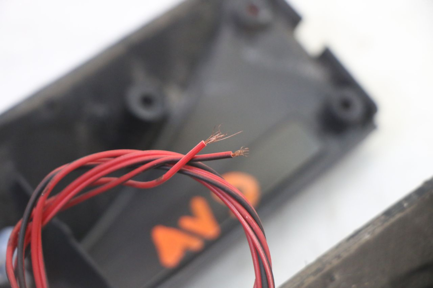 photo de LUZ PILOTO HITWAY H5 1 - Detalles de los puntos de fijación