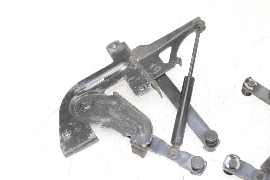 photo de AMORTIGUADOR COFRE PEUGEOT SATELIS 125 (2013 - 2018) - Detalles de los puntos de fijación