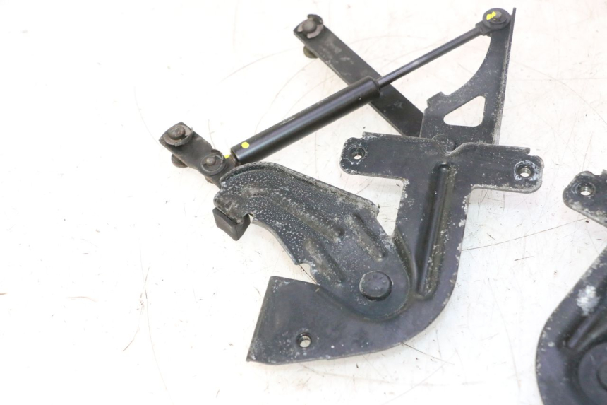 photo de AMORTIGUADOR COFRE PEUGEOT SATELIS 125 (2006 - 2009) - Zoom estado de uso