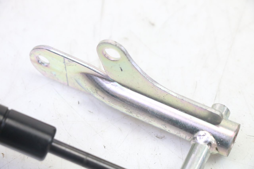 photo de AMORTIGUADOR COFRE YAMAHA XMAX X-MAX 125 (2021 - 2025) - Otra perspectiva