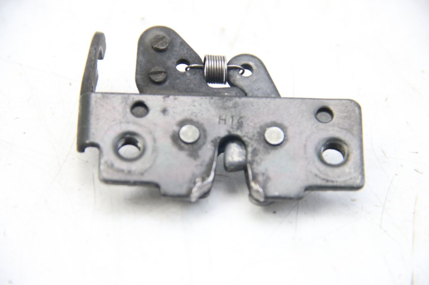 photo de CIERRE DEL ASIENTO PIAGGIO BEVERLY 125 (2010 - 2015) - Detalle de la pieza