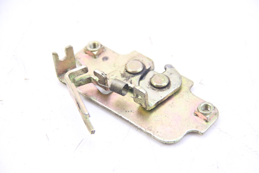 photo de CIERRE DEL ASIENTO SYM JET 14 4T 50 (2018 - 2022) - Detalle de la pieza