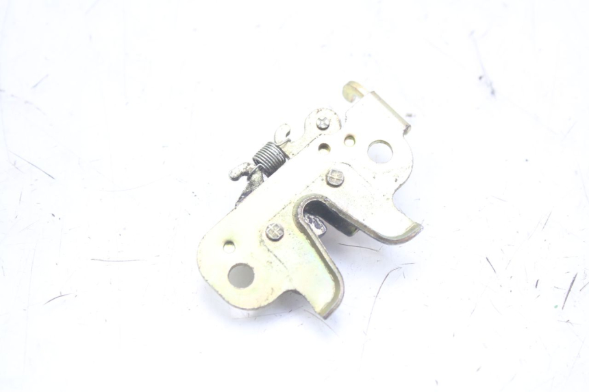 photo de CIERRE DEL ASIENTO PEUGEOT KISBEE 4T 50 (2010 - 2017) - Detalle de la pieza